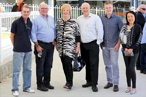 Scappare's owners with Leigh Dunstone at Mornington 20-12-2016